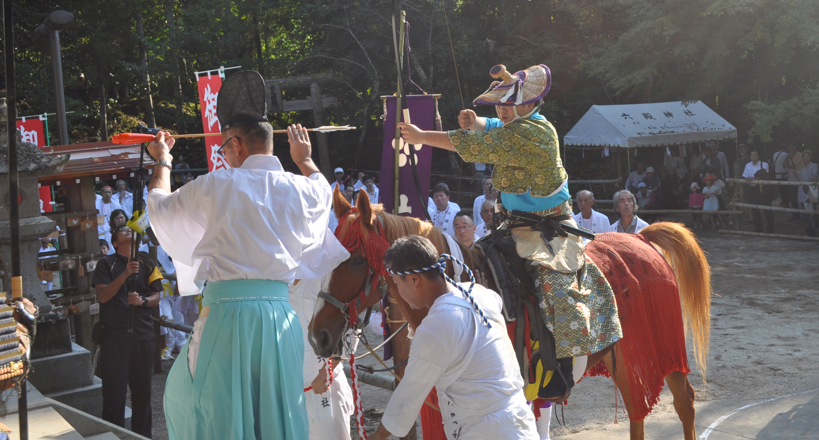 秋の例大祭では、流鏑馬神事が盛大に執り行われます。