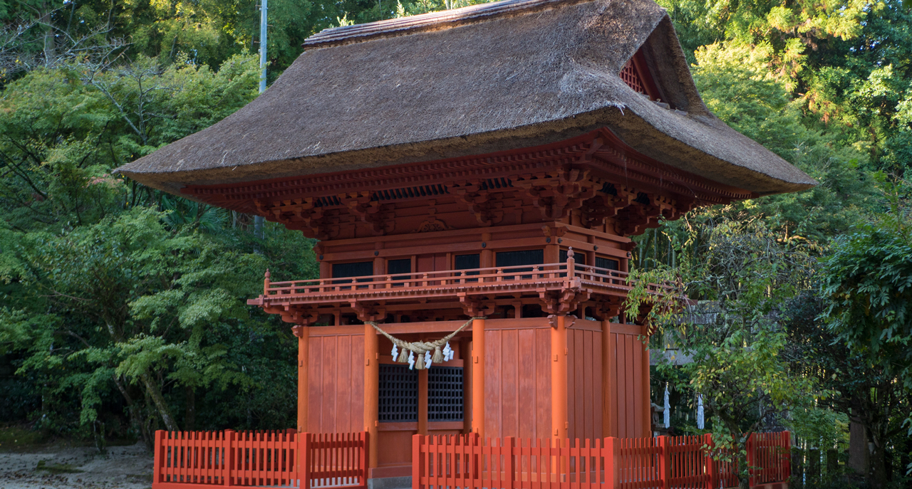 熊本県で最初に国指定重要文化財を受けた釘無しの楼門。宝物として加藤清正禁制制札を有しています。